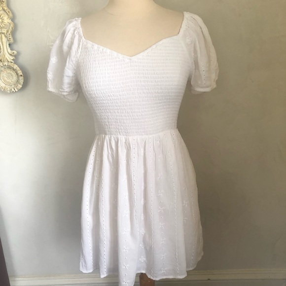American Eagle White mini eyelet dress w/short puff sleeves &v-neck size Medium - Picture 1 of 14